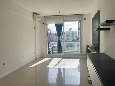 Alquiler monoambiente con balcón en el centro.