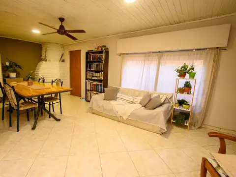 Gran casa familiar con patio verde. casa y depto!