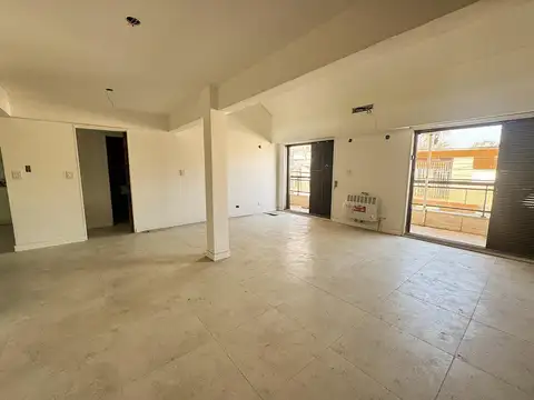 Alquiler casa cuatro dormitorios en planta alta. barrio tiro suizo