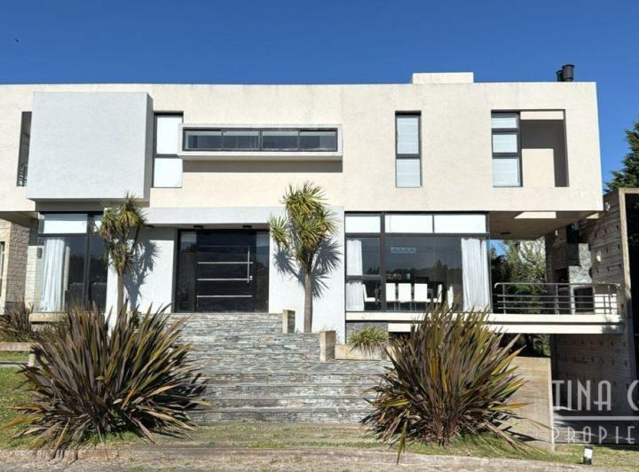 Casa · 288m² · 5 Ambientes · 2 Cocheras