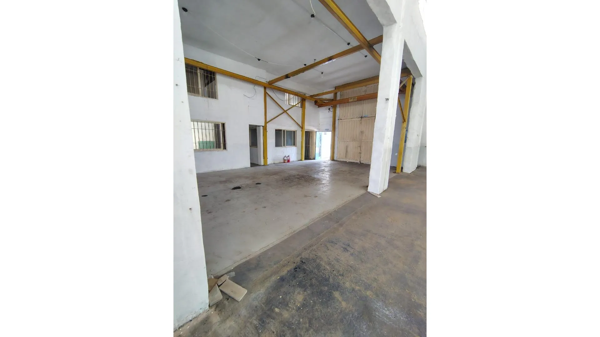 ALQUILO GALPON 800 MT2 EN AV. BODEREAU