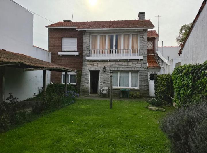 Casa · 225m² · 6 Ambientes · 2 Cocheras
