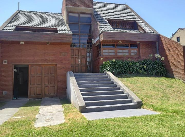 Casa · 300m² · 4 Dormitorios · 1 Cochera