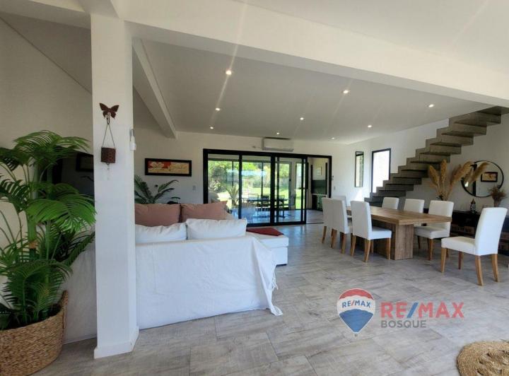 Casa · 250m² · 6 Ambientes · 1 Cochera