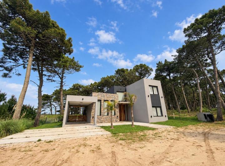 Casa · 700m² · 5 Ambientes · 1 Cochera
