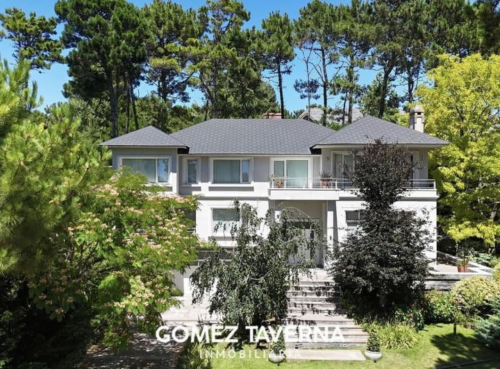 Casa · 630m² · 9 Ambientes · 1 Cochera