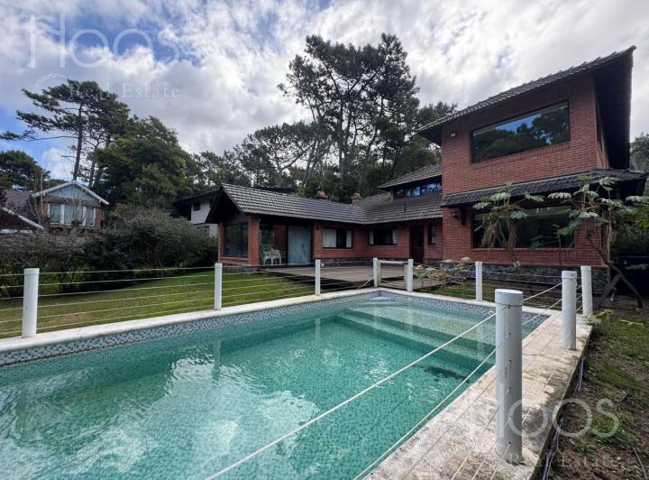 Casa · 250m² · 6 Ambientes · 4 Cocheras