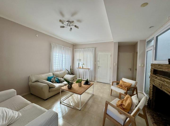 Casa · 206m² · 8 Ambientes · 1 Cochera