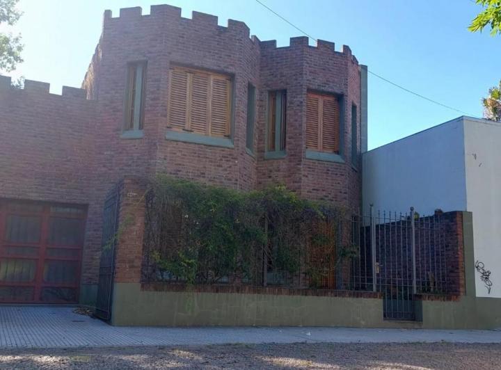 Casa · 250m² · 5 Ambientes · 1 Cochera