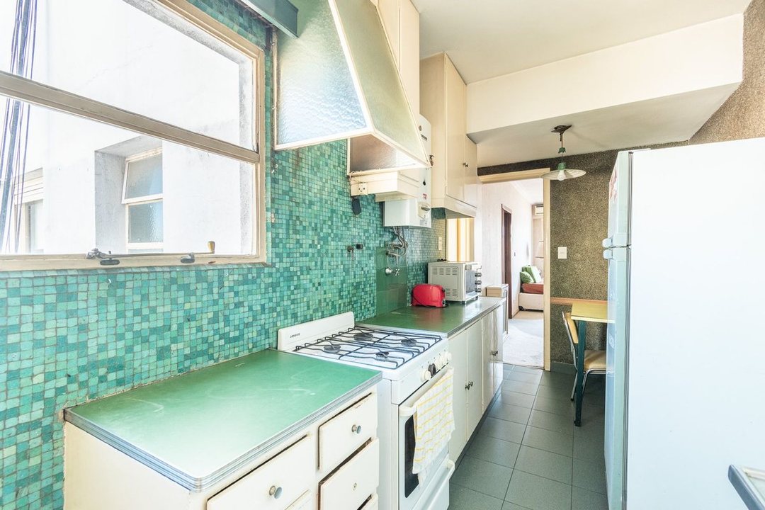 PISO ALTO SUPER LUMINOSO - 4 Amb. c/Dep (90 m²)