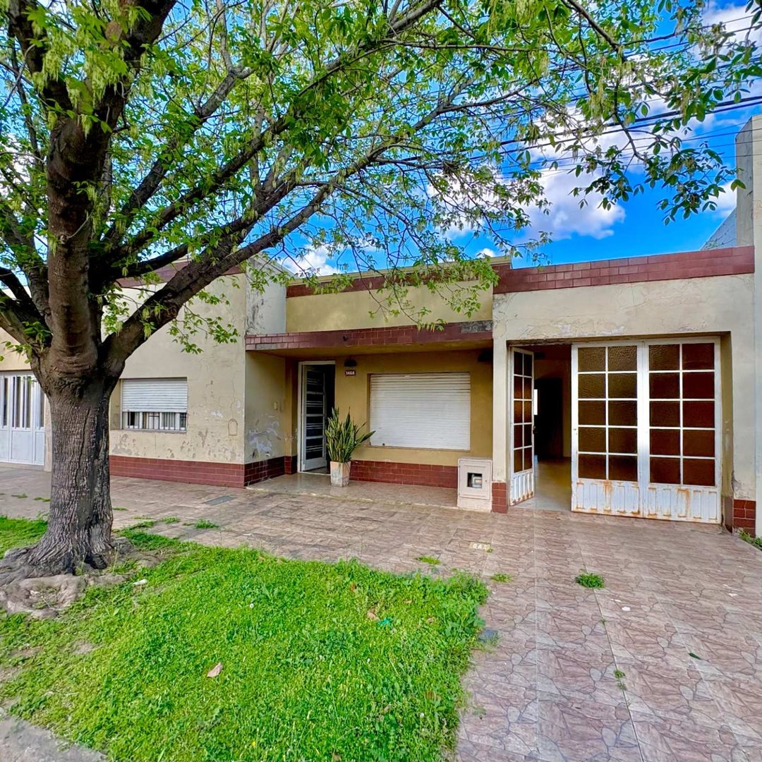 Venta Casa Céntrica de  2 Dormitorios + Cochera
