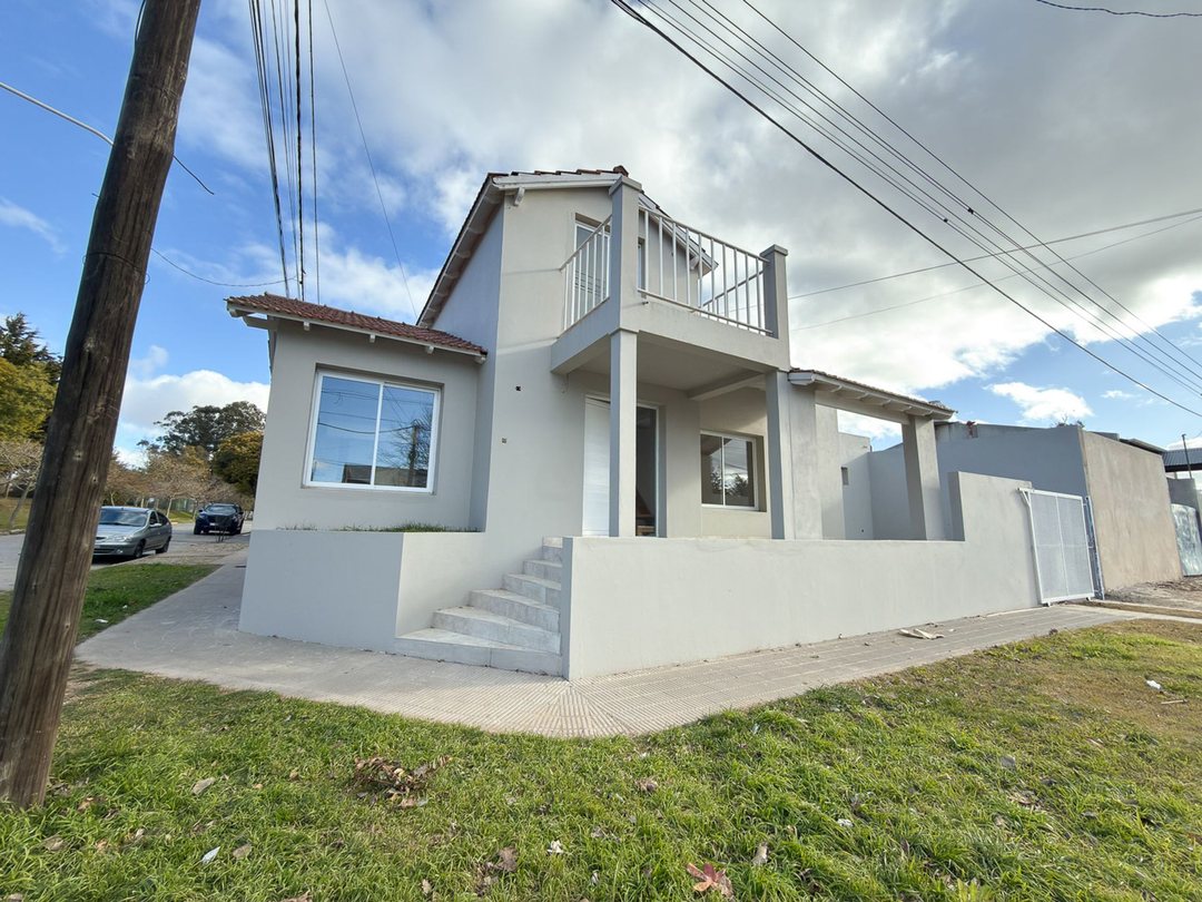 VENTA CASA RECICLADA DE 3 DORM JARDIN TANDIL