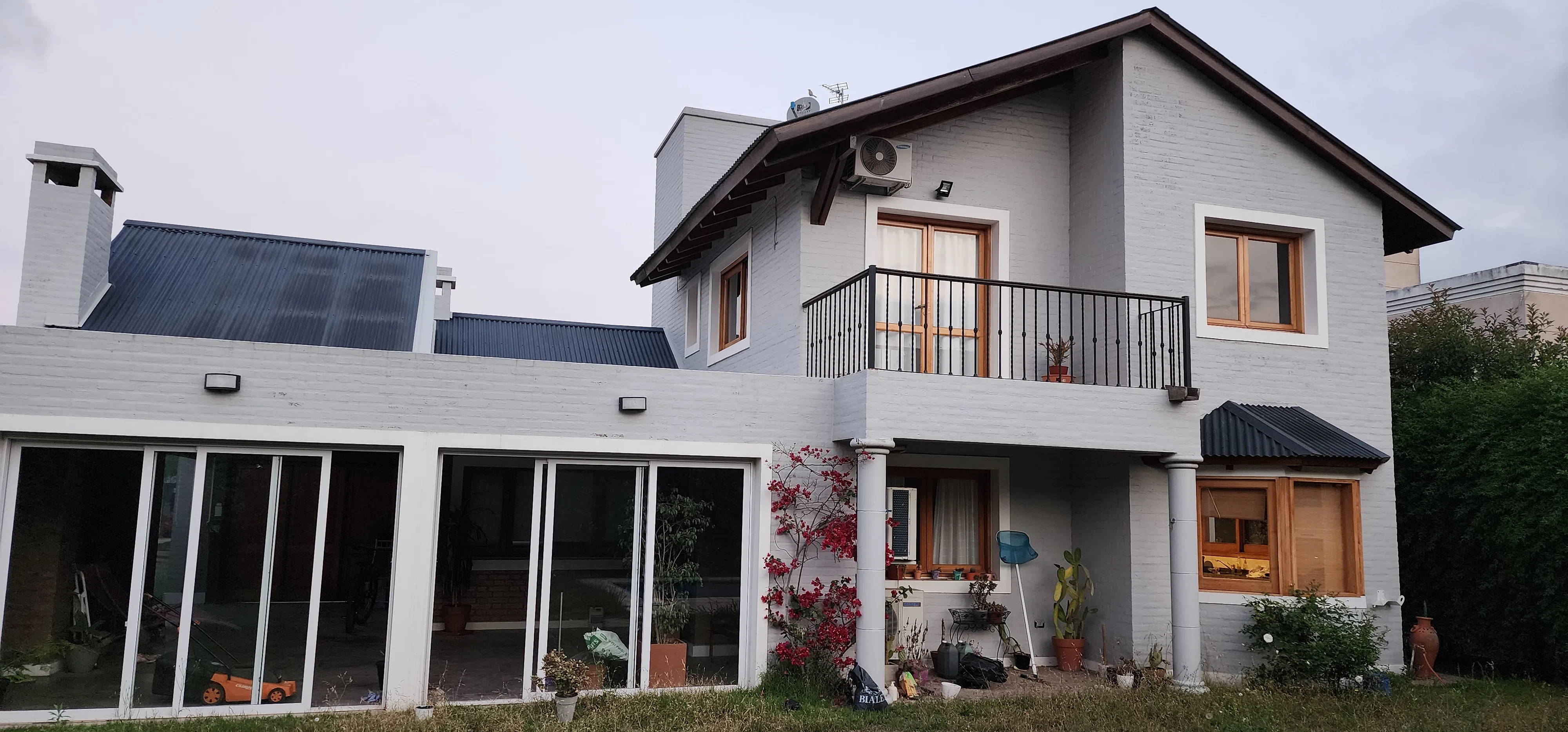 VALLE ESCONDIDO, LOS SOLES. Hermosa Casa en ALQUILER. 2 plantas. 3 Dormitorios + Escritorio + Dependencia servicio. 3 Baños. Quincho con asador y horno chileno Tromen. Jardín y patio con pileta. Garage para 2 vehículos.