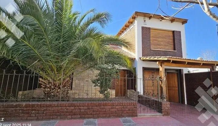 Casa · 220m² · 4 Dormitorios · 1 Cochera