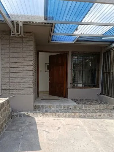 ALQUILER  CASA  EN CERRO DE LAS ROSAS  FRENTE A CANAL 12
