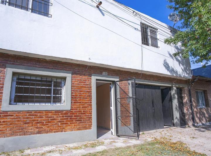 Casa · 90m² · 8 Ambientes · 2 Cocheras