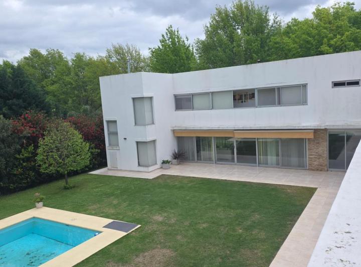 Casa · 2200m² · 8 Ambientes · 2 Cocheras