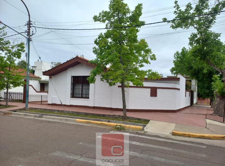 Casa · 6 Ambientes · 1 Cochera