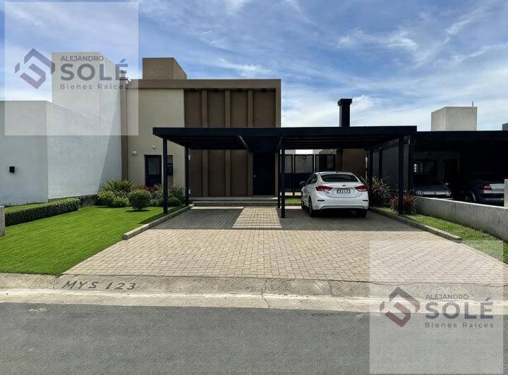 Casa · 165m² · 4 Ambientes · 2 Cocheras