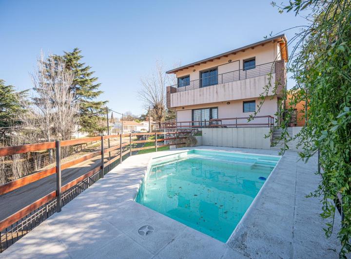 Casa · 211m² · 6 Ambientes · 3 Cocheras
