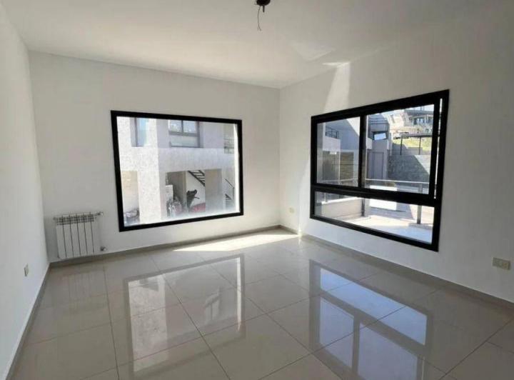 Casa · 250m² · 5 Ambientes · 2 Cocheras