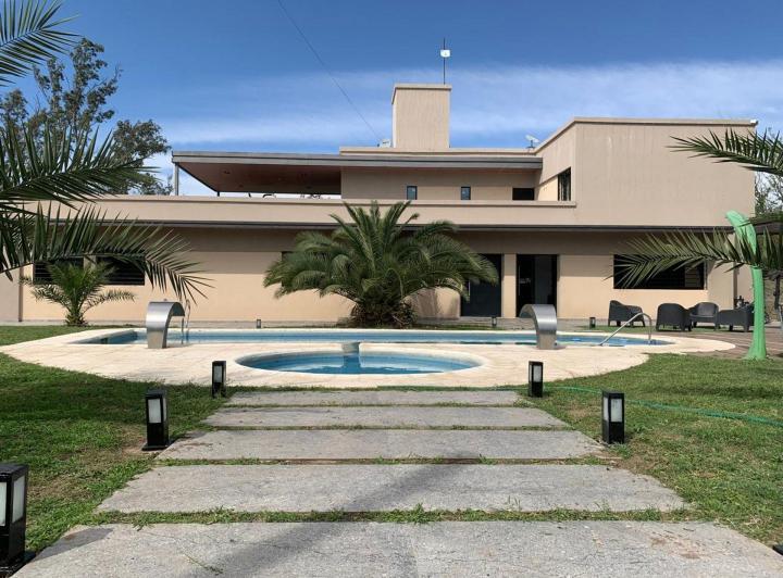 Casa · 373m² · 14 Ambientes · 1 Cochera