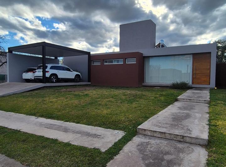 Casa · 140m² · 5 Ambientes · 2 Cocheras