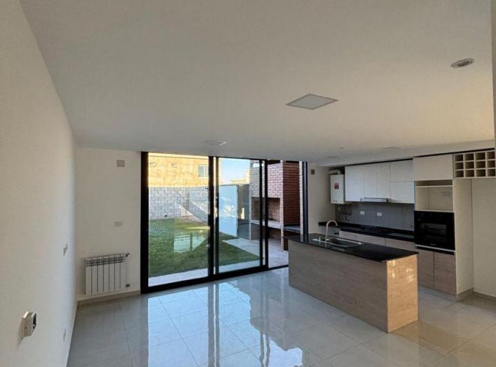 Casa · 135m² · 10 Ambientes · 2 Cocheras