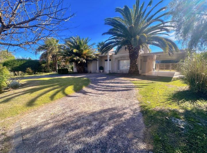 Casa · 250m² · 5 Ambientes · 2 Cocheras