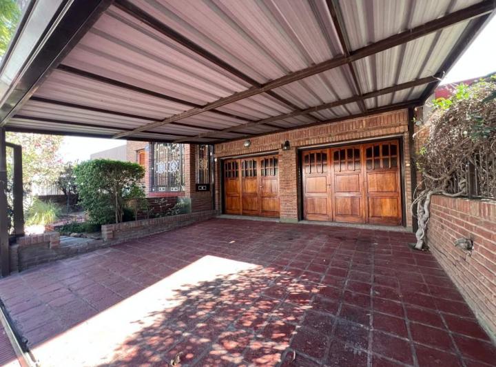 Casa · 300m² · 6 Ambientes · 4 Cocheras