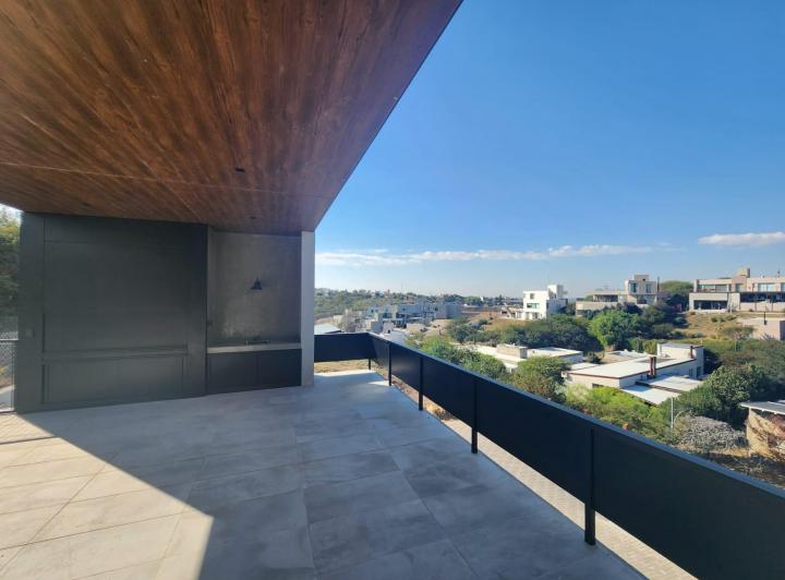 Casa · 312m² · 6 Ambientes · 3 Cocheras