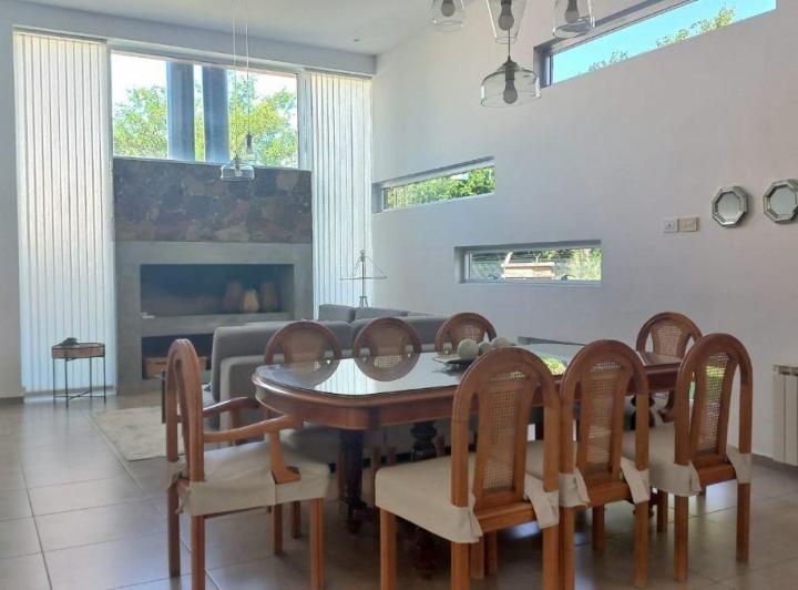 Casa · 290m² · 7 Ambientes · 3 Cocheras