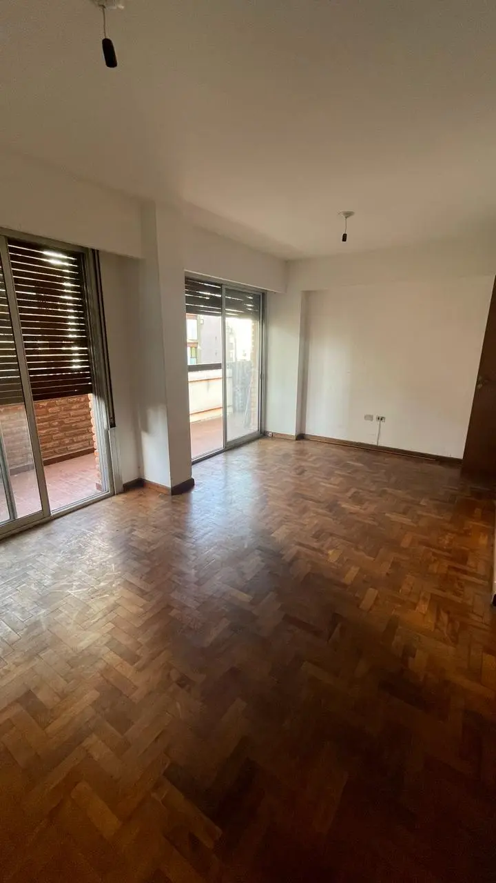 Se alquila piso en Nueva Córdoba. Excelente ubicación