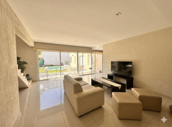 Casa · 217m² · 4 Ambientes · 2 Cocheras