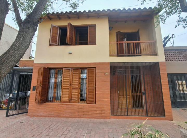 Casa · 200m² · 6 Ambientes · 1 Cochera