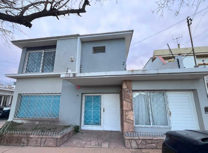 Casa · 215m² · 7 Ambientes · 1 Cochera