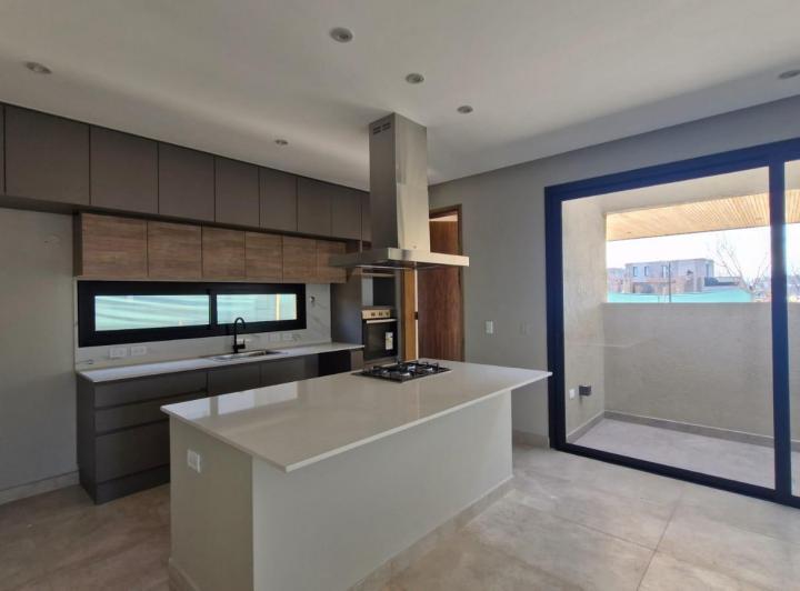 Casa · 237m² · 5 Ambientes · 2 Cocheras