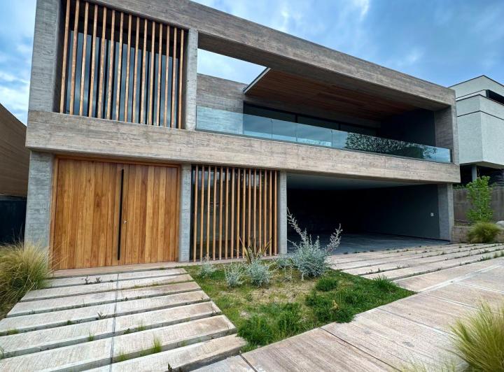 Casa · 415m² · 5 Ambientes · 1 Cochera