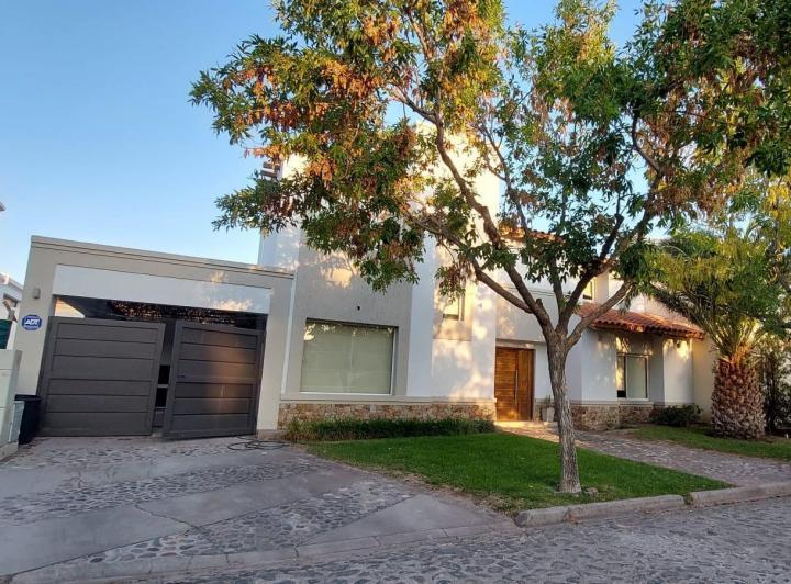 Casa · 180m² · 5 Ambientes · 2 Cocheras