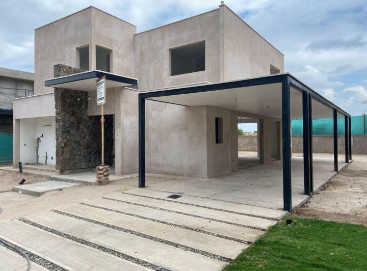 Casa · 258m² · 5 Ambientes · 2 Cocheras