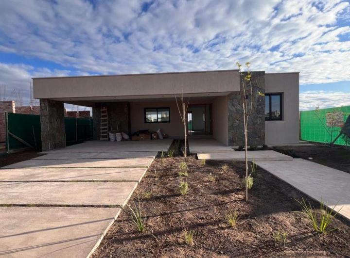 Casa · 160m² · 5 Ambientes · 2 Cocheras