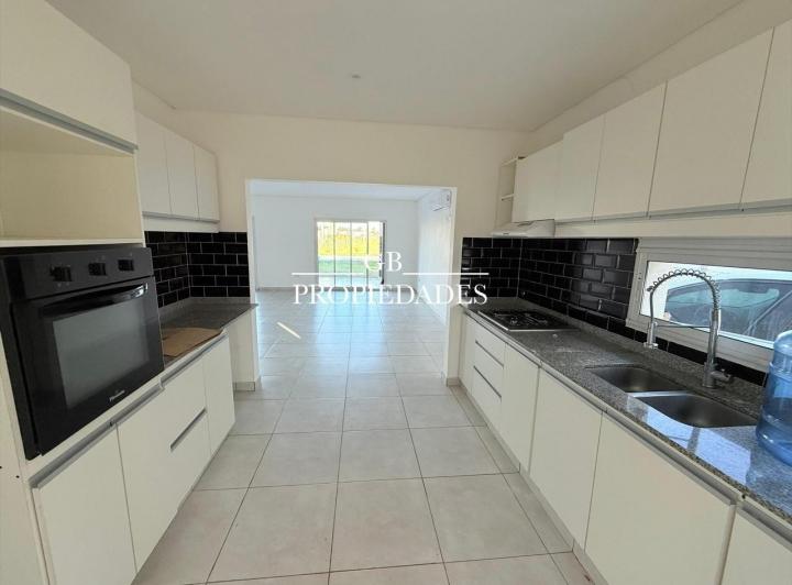 Casa · 140m² · 4 Ambientes · 3 Cocheras
