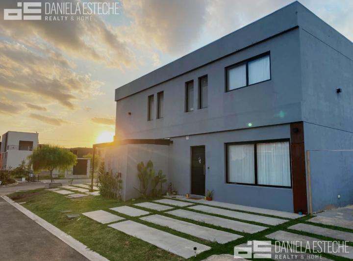 Casa · 110m² · 4 Ambientes · 2 Cocheras
