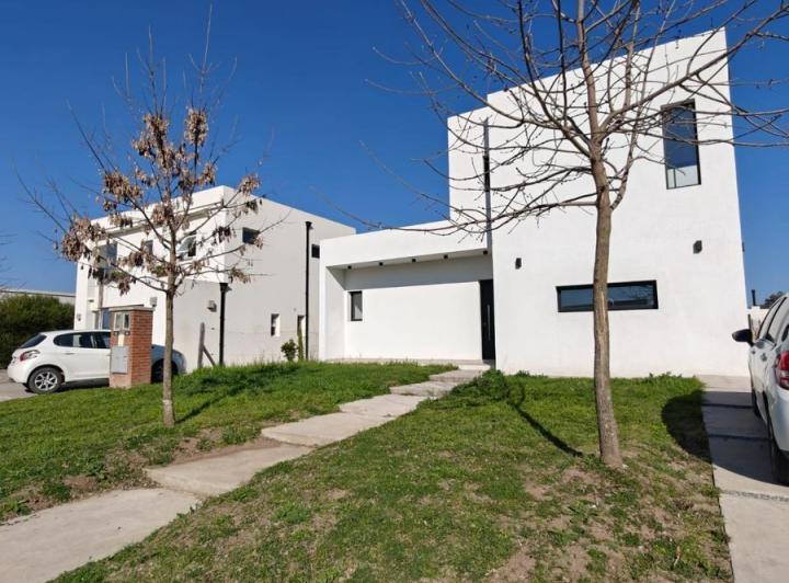 Casa · 177m² · 7 Ambientes · 2 Cocheras