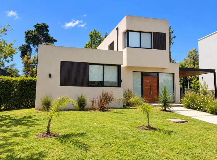 Casa · 123m² · 4 Ambientes · 3 Cocheras