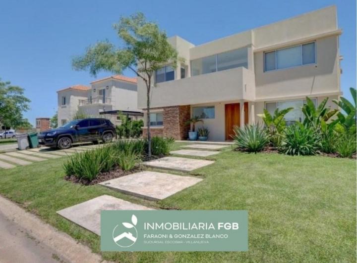 Casa · 252m² · 6 Ambientes · 4 Cocheras