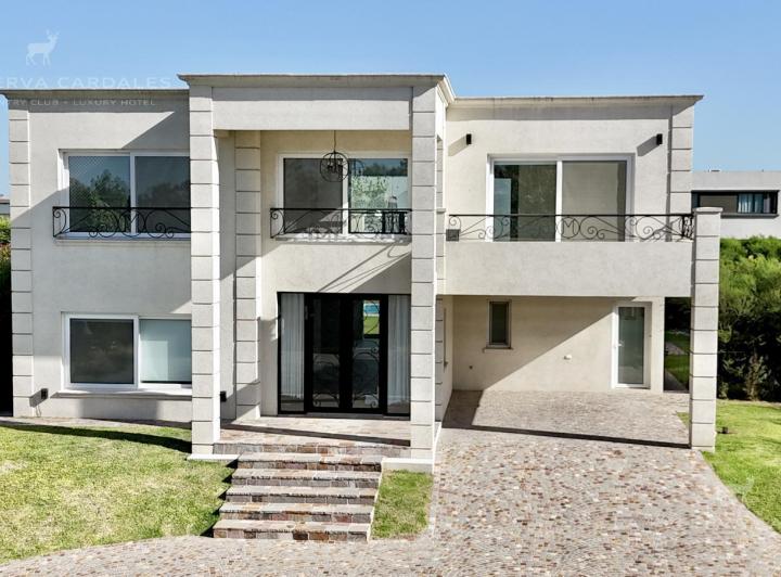 Casa · 930m² · 5 Ambientes · 2 Cocheras