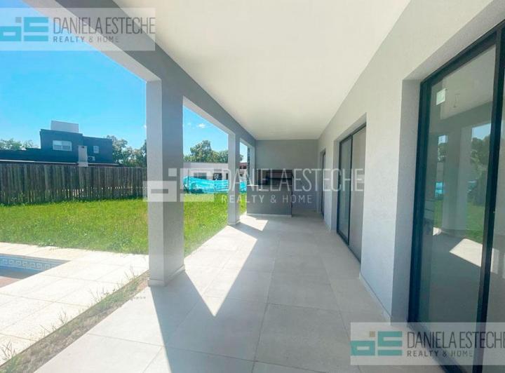Casa · 168m² · 5 Ambientes · 2 Cocheras