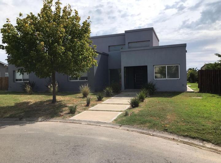 Casa · 160m² · 4 Ambientes · 6 Cocheras