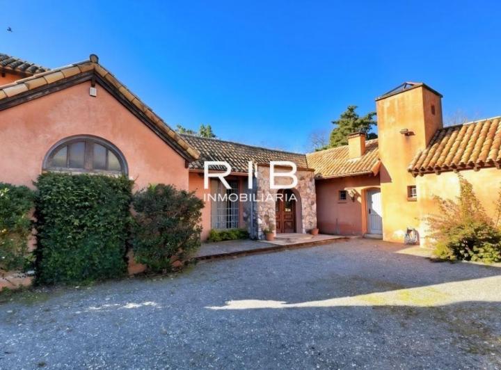 Casa · 220m² · 4 Ambientes · 3 Cocheras